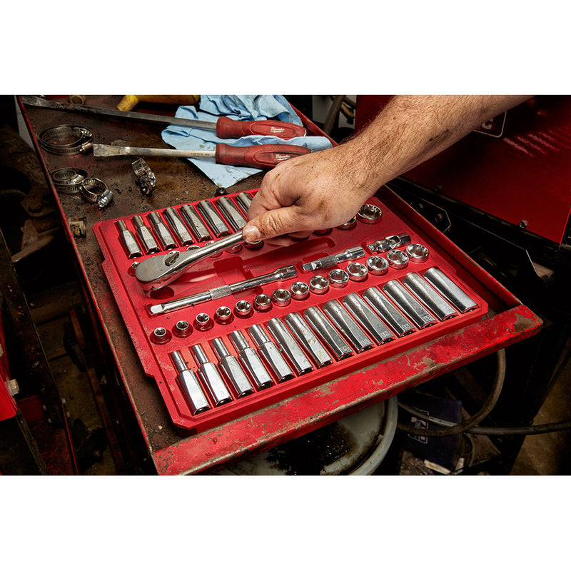 Juego de dados y trinquete de 56 piezas con impulsor de 3/8" - SAE y métrico 48-22-9008